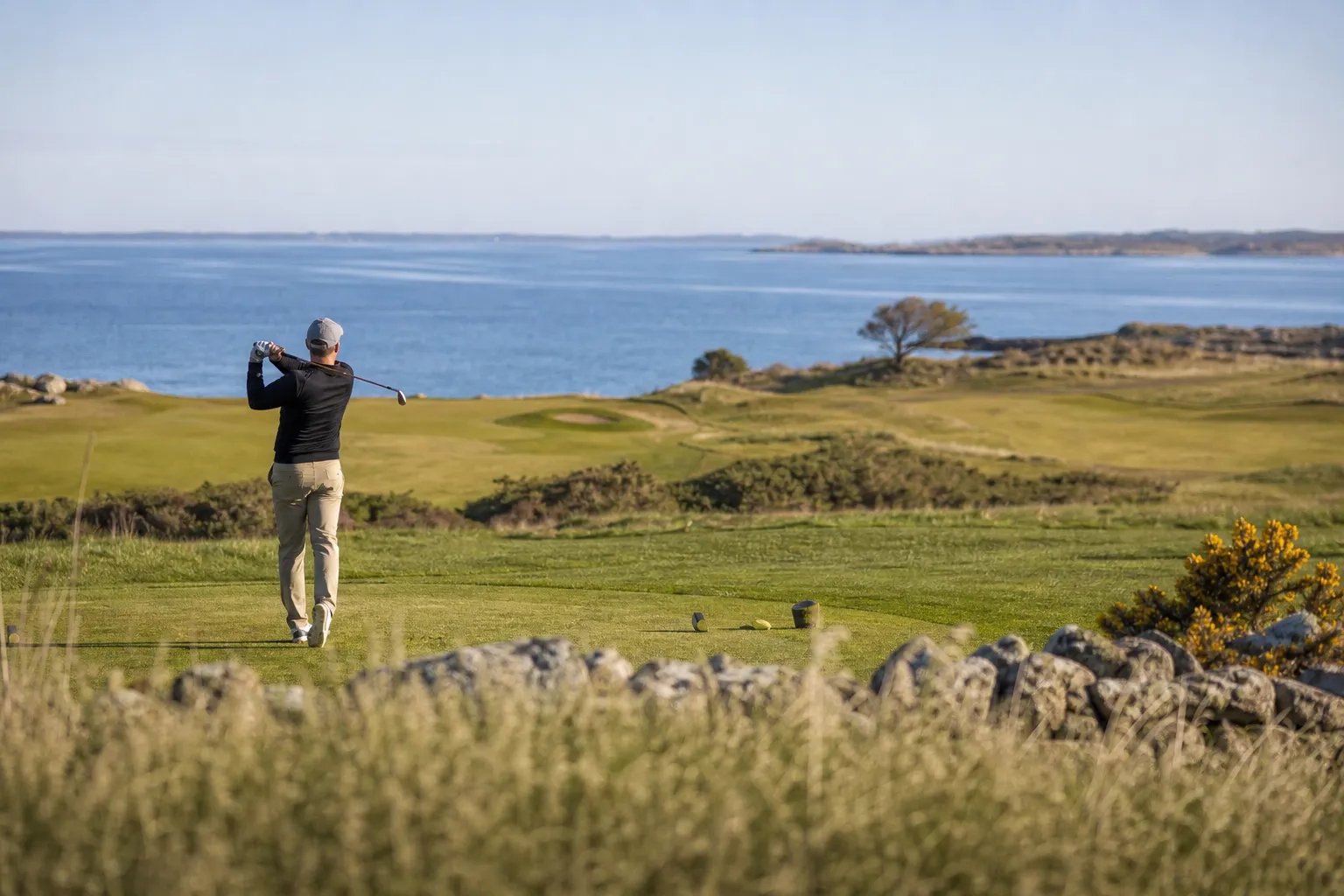 Utsikt över en kustnära golfbana i Sverige med hav synligt bortom fairway